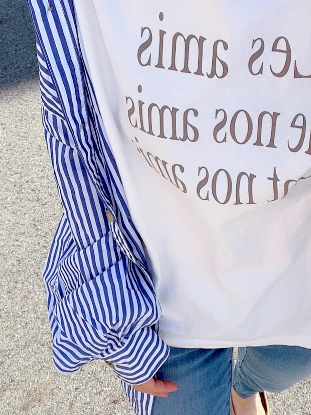 ホワイト系のTシャツ/カットソー、ブルー系のシャツ/ブラウス、ベージュ系のパンプスを着用したレディースの秋コーディネートの2枚目の写真