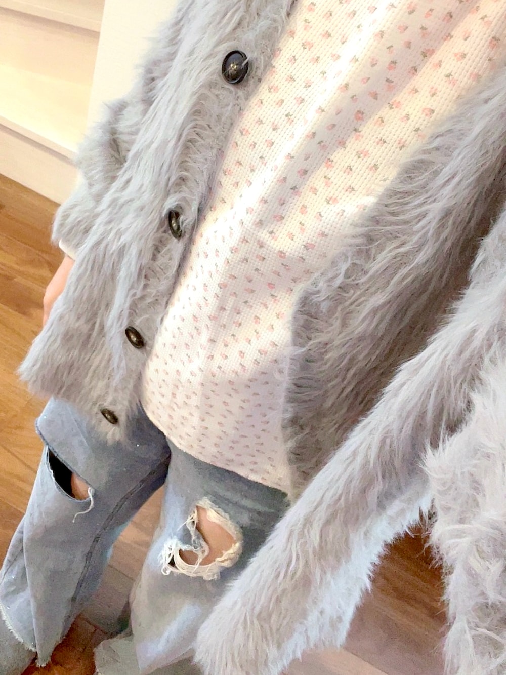 ピンク系のTシャツ/カットソー、ブルー系のデニムパンツ、グレー系のカーディガン/ボレロを着用したレディースの秋コーディネートの3枚目の写真