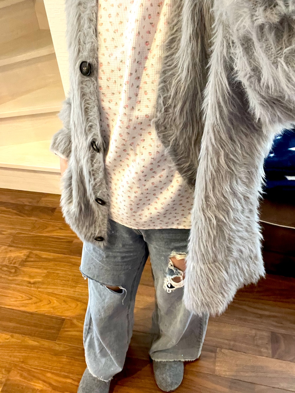 ピンク系のTシャツ/カットソー、ブルー系のデニムパンツ、グレー系のカーディガン/ボレロを着用したレディースの秋コーディネートの2枚目の写真