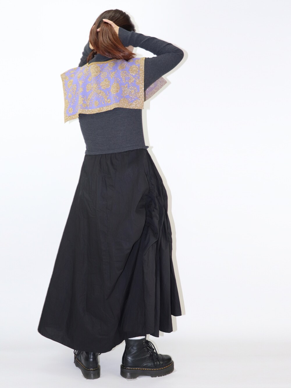 グリーン系の付け襟を着用したレディースの冬コーディネートの2枚目の写真