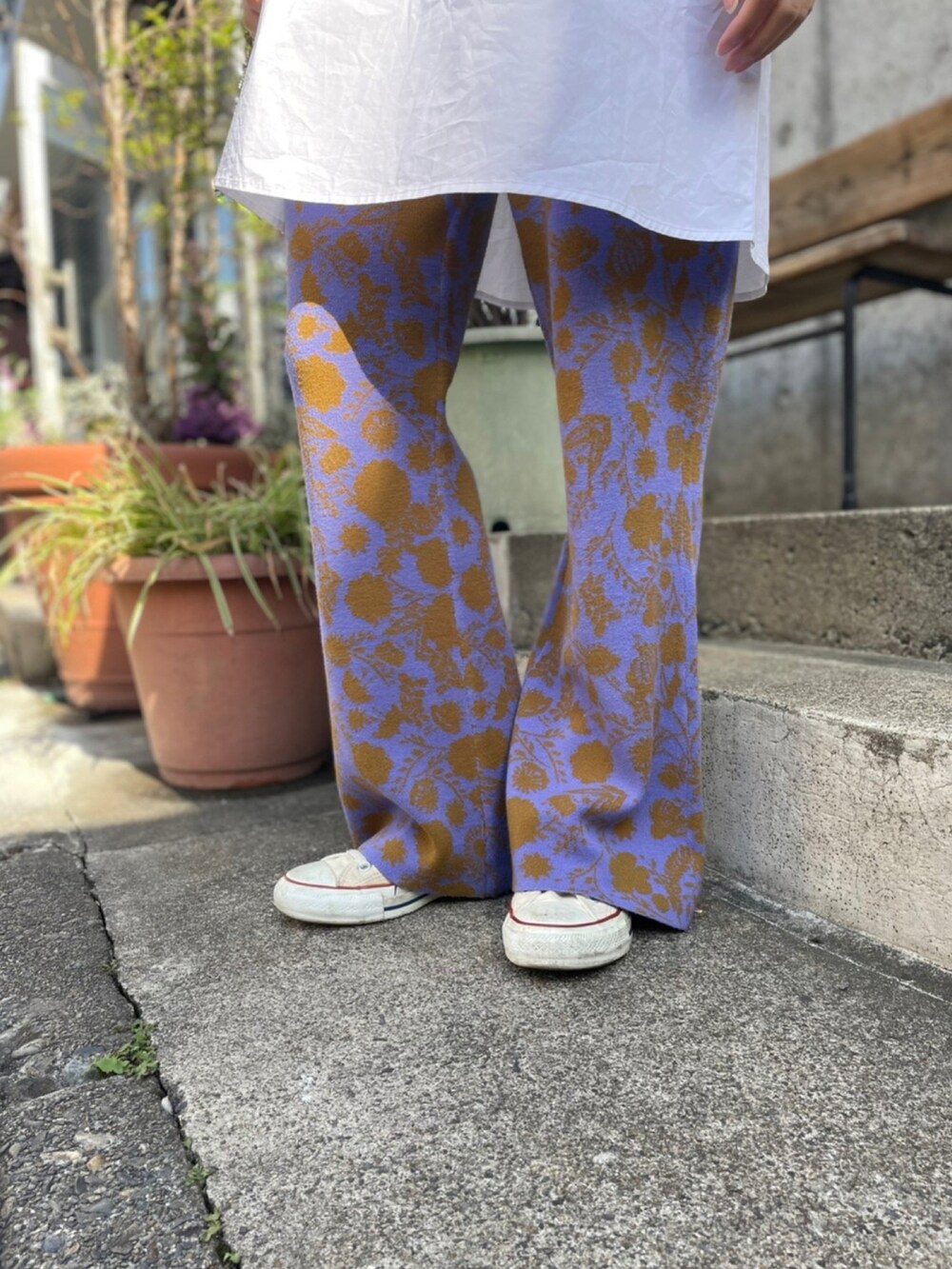 グリーン系のその他パンツ、グリーン系の付け襟を着用したレディースの春コーディネートの2枚目の写真