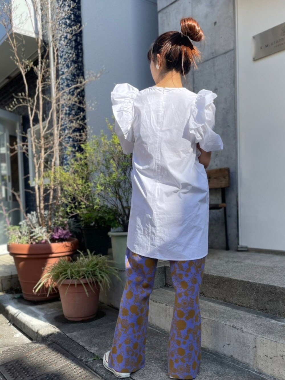 グリーン系のその他パンツ、グリーン系の付け襟を着用したレディースの春コーディネートの5枚目の写真