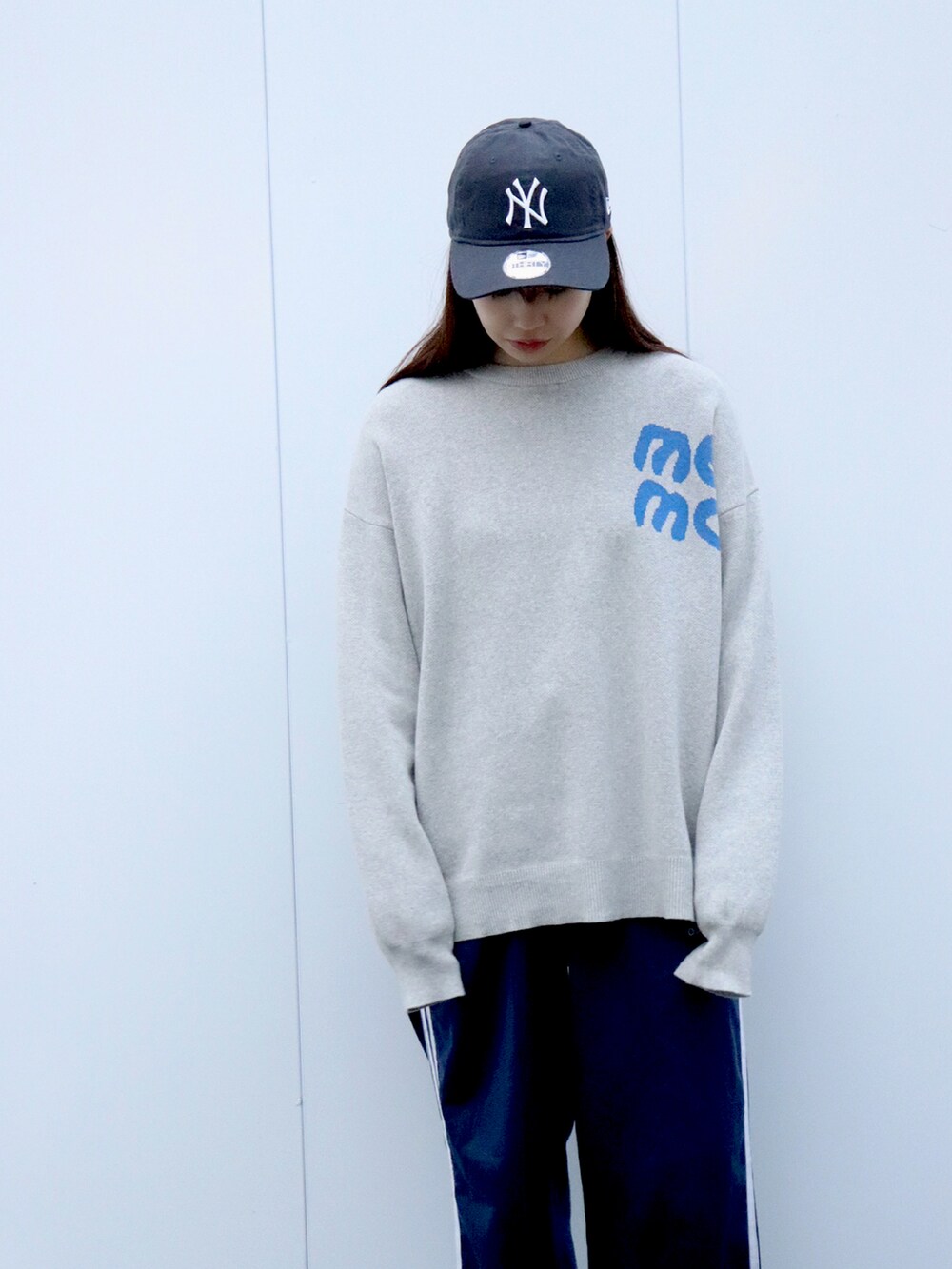 グレー系のニット/セーター、その他のパンツ、その他のキャップを着用したレディースの冬コーディネートの2枚目の写真