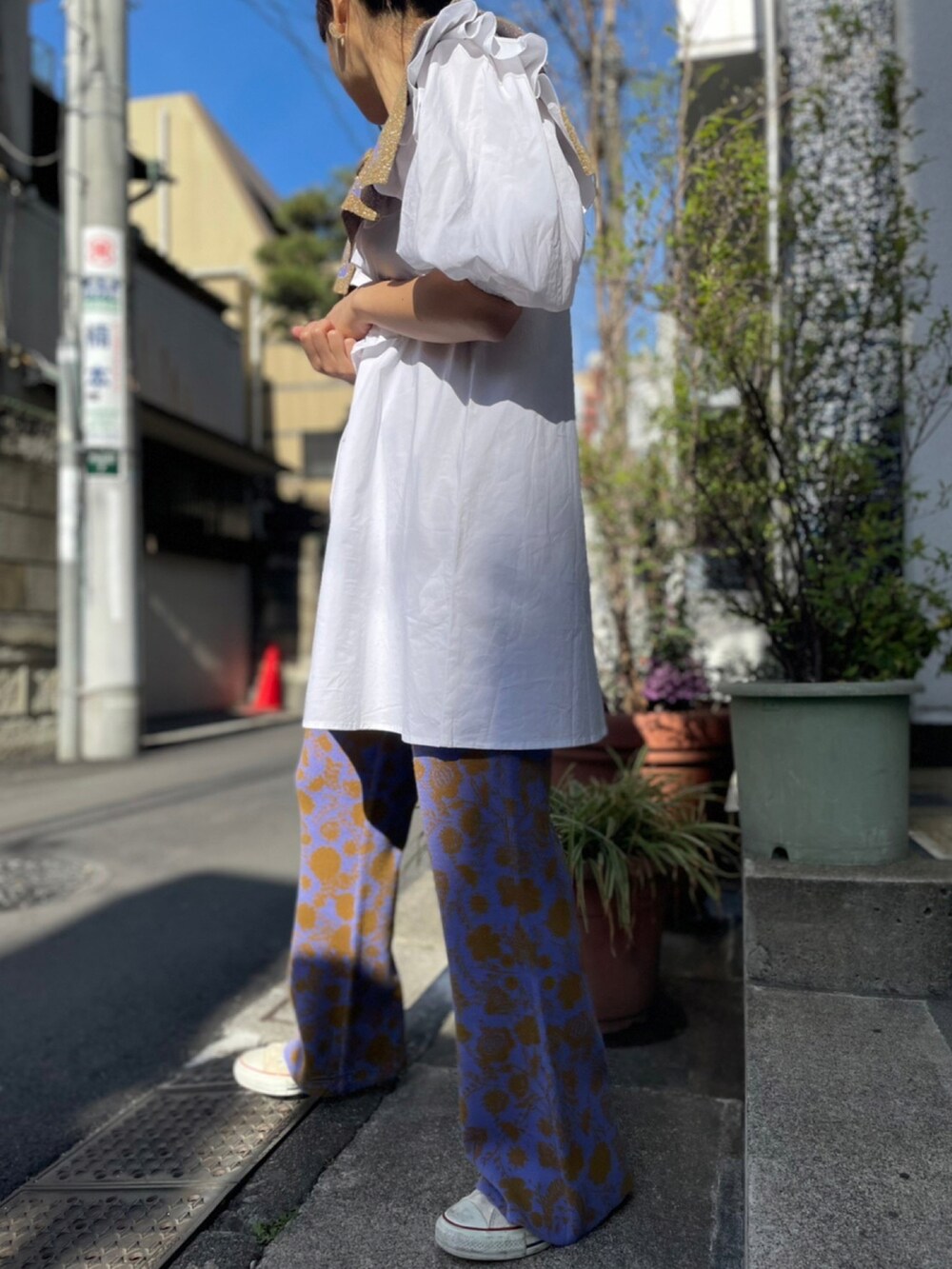 グリーン系のその他パンツ、グリーン系の付け襟を着用したレディースの春コーディネートの3枚目の写真