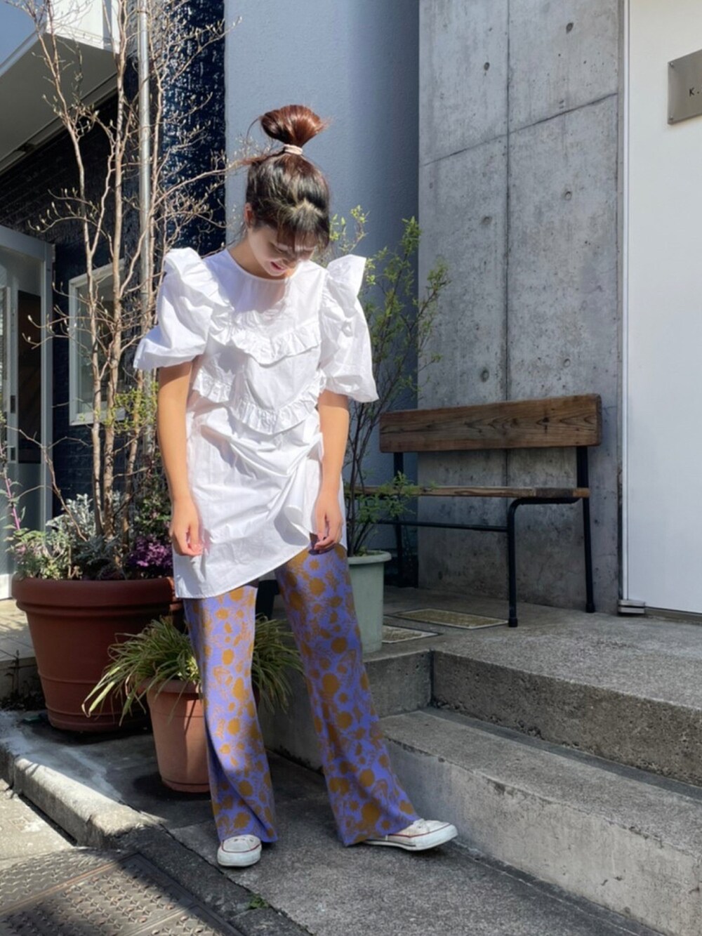 グリーン系のその他パンツ、グリーン系の付け襟を着用したレディースの春コーディネートの4枚目の写真