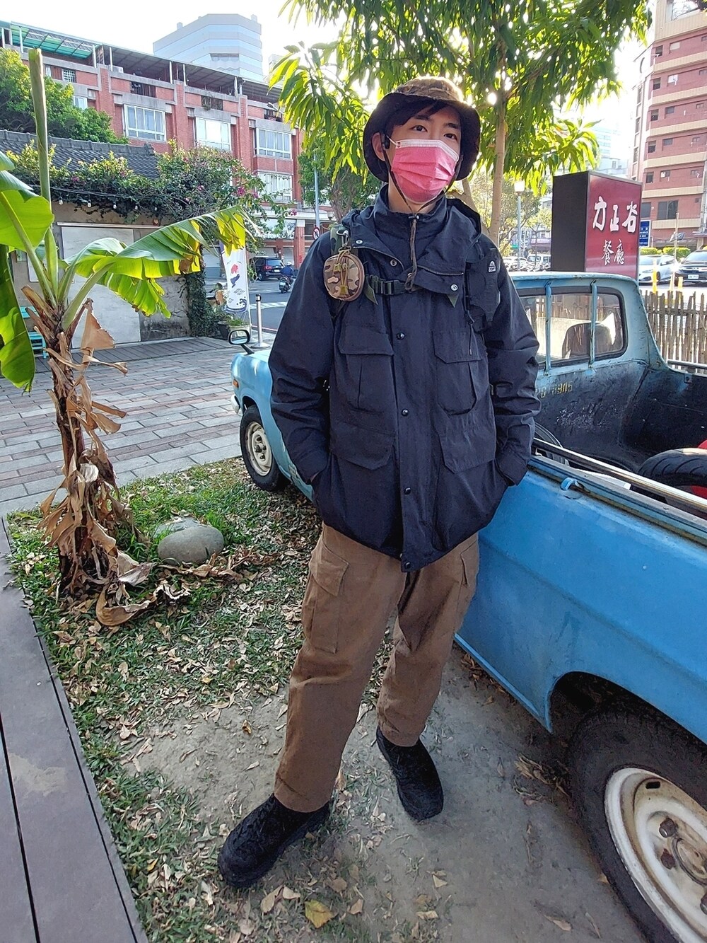 ブラウン系のカーゴパンツ、ブラック系のマウンテンパーカーを着用したメンズの夏コーディネートの4枚目の写真