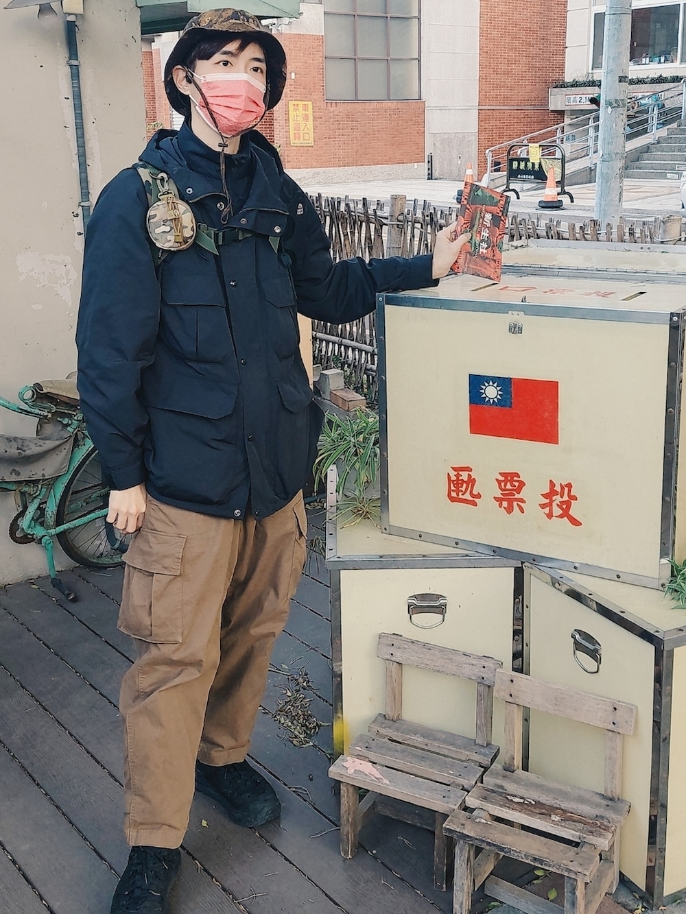 ブラウン系のカーゴパンツ、ブラック系のマウンテンパーカーを着用したメンズの夏コーディネートの3枚目の写真