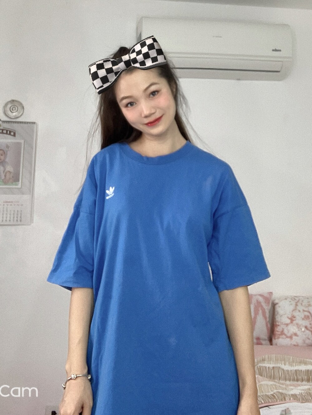 ブルー系のスカートを着用したレディースの冬コーディネートの2枚目の写真