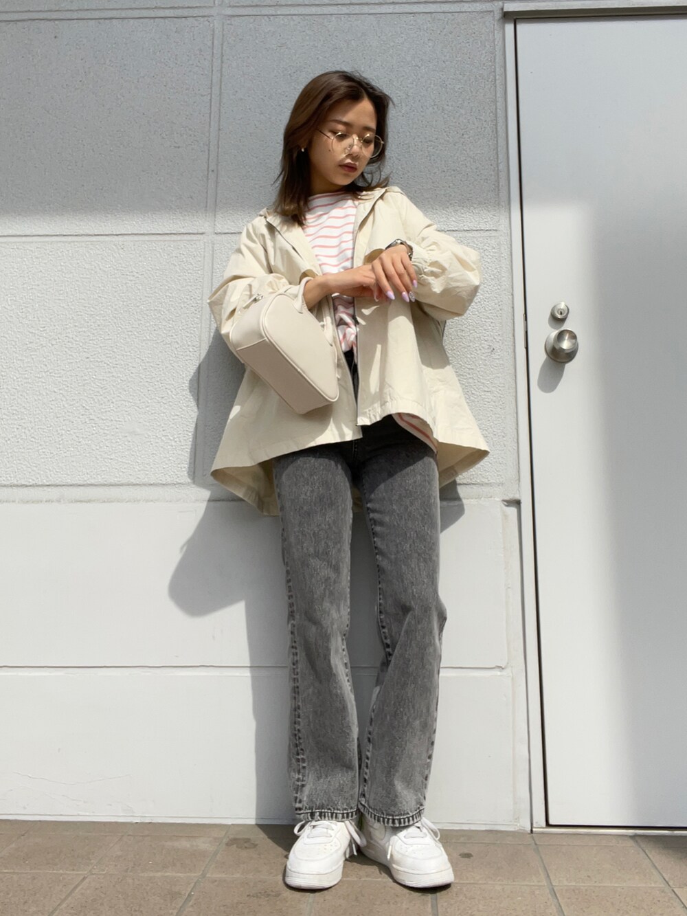 ピンク系のTシャツ/カットソー、ホワイト系のマウンテンパーカー、ホワイト系のバッグを着用したレディースの春コーディネートの2枚目の写真