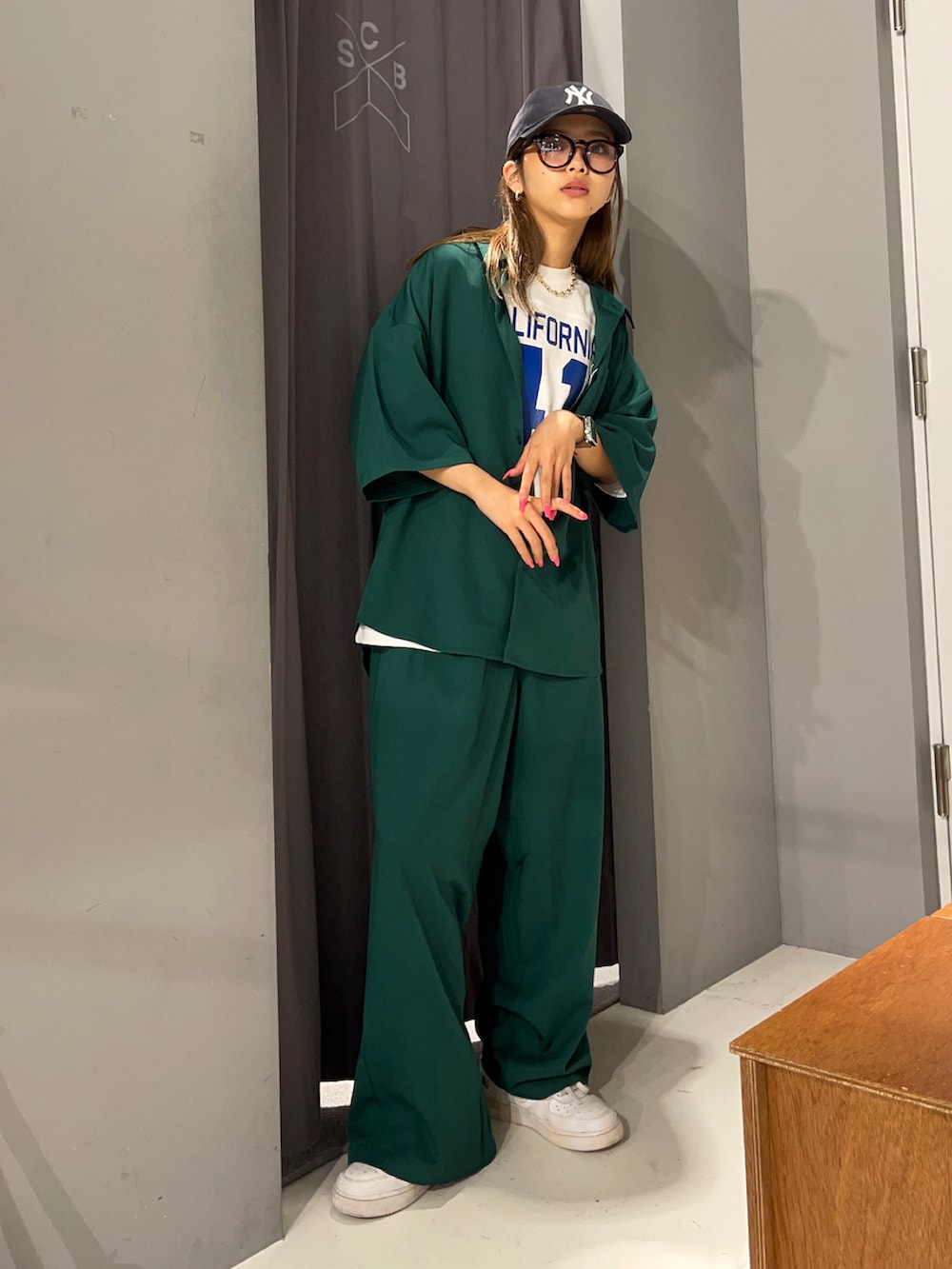 「休日スタイル、セットアップ、ロゴT、白Tシャツ、ストリート、ビッグシルエット、オーバーサイズ、韓国ファッション、グリーン」｜「NEW ERAのニューエラ キャップ サイズ調整 9FORTY NEW ERA（キャップ、ブルー系）」を使った、Mikuriさん（レディース・160cm）の夏コーディネートの2枚目の写真