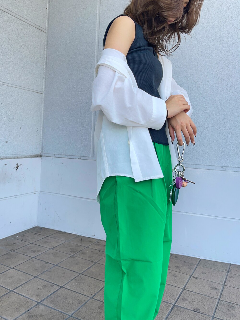「カラーパンツ、サングラス、UNIQLO、シャツスタイル、きれいめカジュアル、ストリート、メンズライク、オーバーサイズ、カラー×コーデ、夏コーデ、初夏コーデ、グリーン、韓国ファッション、y2k」｜「BACK NUMBERの【BACK NUMBER】「COOL」７分レギュラーシャツ（シャツ/ブラウス、ホワイト系）」を使った、Mikuriさん（レディース・160cm）の夏コーディネートの3枚目の写真