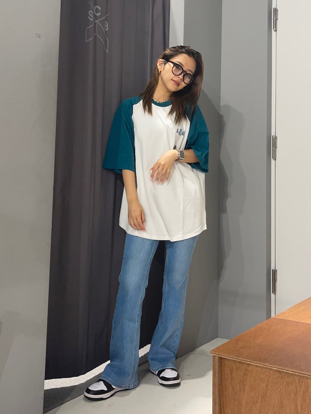 「ワントーンコーデ、プチプラ、きれいめカジュアル、夏セールで買いました、夏だ!Tシャツ着よう!、シンプルコーデ、ラグランTシャツ、フレアデニム、デニム、フレアパンツ」|「Leeの【Lee】ラグランTシャツ(Tシャツ/カットソー、グリーン系)」を使った、Mikuriさん(レディース・160cm)の夏コーディネートの2枚目の写真
