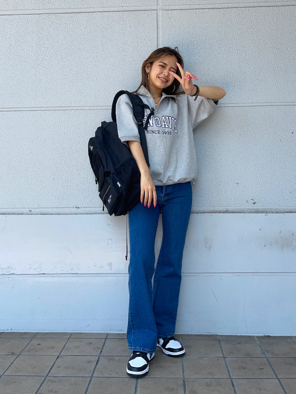 「ハーフジップ、ストリート、フレアデニム、デニム、オーバーサイズ、メンズライク、休日スタイル、夏コーデ、リュック」｜「BEN DAVISのBEN DAVIS/ベンデイビス ビッグシルエット ヘビーウェイト カレッジ ロゴ 刺繍 ハーフジップ Tシャツ（Tシャツ/カットソー、グレー系）」を使った、Mikuriさん（レディース・160cm）の夏コーディネートの3枚目の写真
