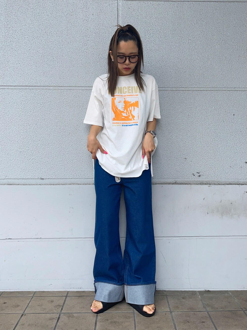 「デニムっていいよね、デニム、ロックT、Levi's、プリントT、オーバーサイズ、90'sスタイル、休日スタイル、ストリート」｜「HONEYSUCKLE ROSEのアイテム（トップス、ホワイト系）」を使った、Mikuriさん（レディース・160cm）の夏コーディネートの2枚目の写真