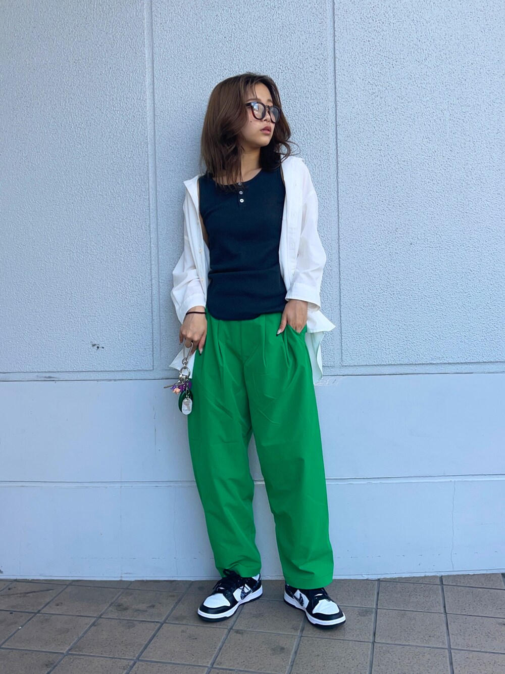 「カラーパンツ、サングラス、UNIQLO、シャツスタイル、きれいめカジュアル、ストリート、メンズライク、オーバーサイズ、カラー×コーデ、夏コーデ、初夏コーデ、グリーン、韓国ファッション、y2k」｜「BACK NUMBERの【BACK NUMBER】「COOL」７分レギュラーシャツ（シャツ/ブラウス、ホワイト系）」を使った、Mikuriさん（レディース・160cm）の夏コーディネートの2枚目の写真