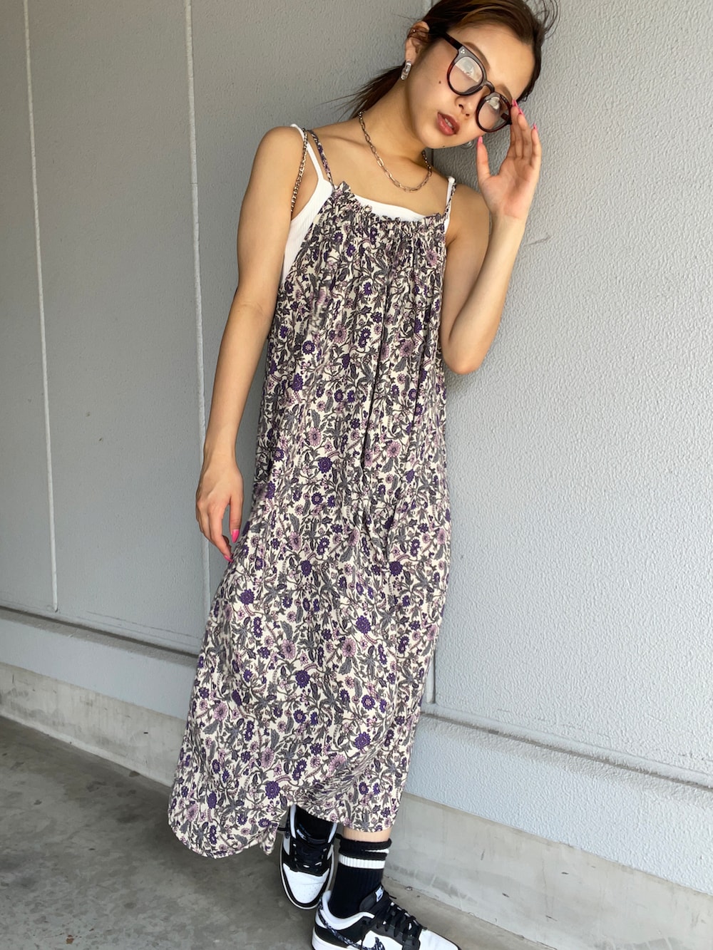 「キャミワンピ、花柄、花柄ワンピース、ワンピース、ワンピース×スニーカー、夏コーデ、キャミソール、ロングワンピース、休日スタイル、ストリート、プチプラ、きれいめカジュアル」｜「HONEYSUCKLE ROSEの【HONEYSUCKLE ROSE】エスニック柄キャミワンピース（シャツワンピース、パープル系）」を使った、Mikuriさん（レディース・160cm）の夏コーディネートの3枚目の写真