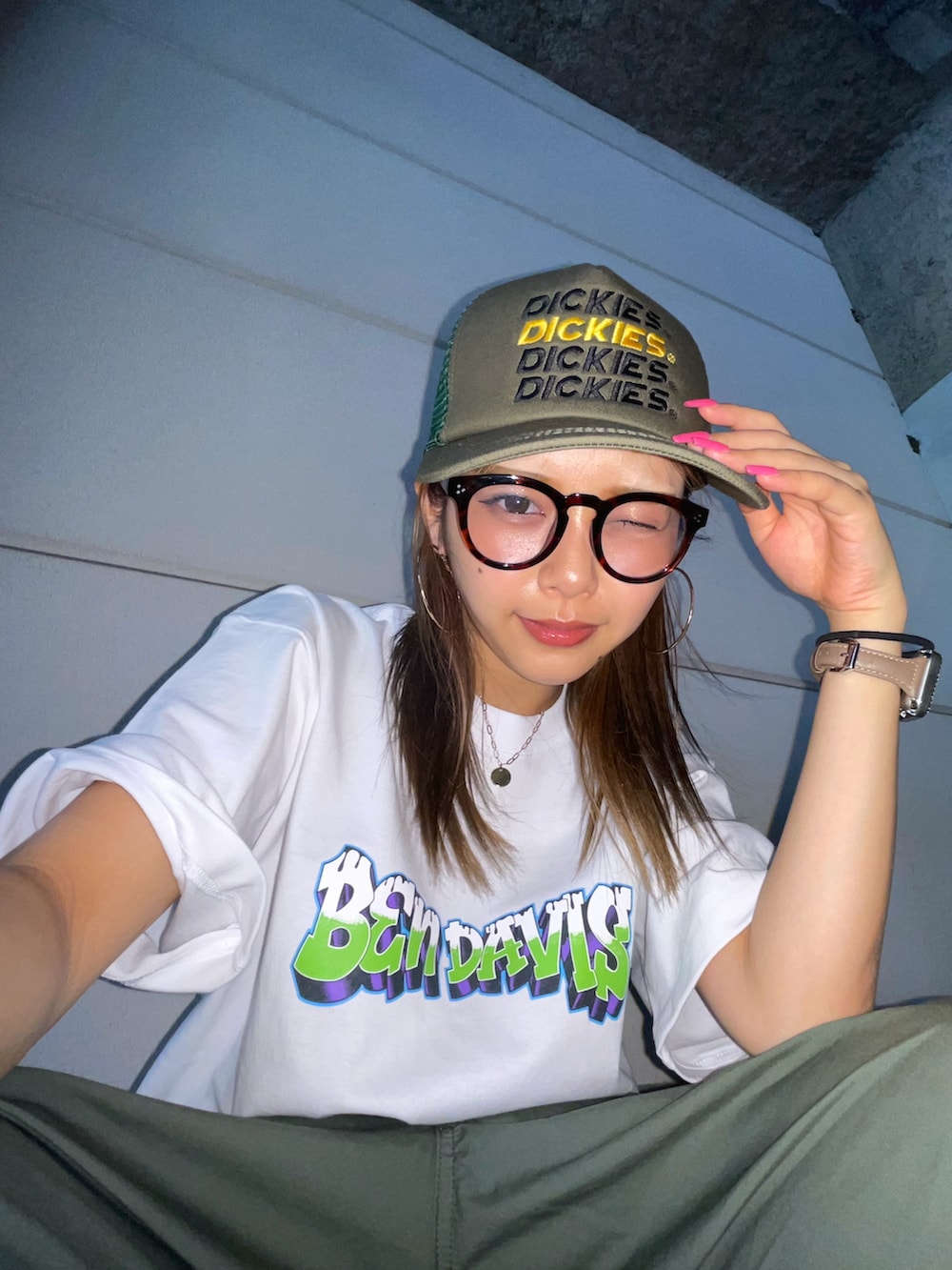 「ロゴT、白Tシャツ、プリントT、カーゴパンツ、メッシュキャップ、ストリート、グリーン、メンズライク、夏コーデ、休日スタイル、ワントーンコーデ」｜「Dickiesのアイテム（帽子、グリーン系）」を使った、Mikuriさん（レディース・160cm）の夏コーディネートの4枚目の写真