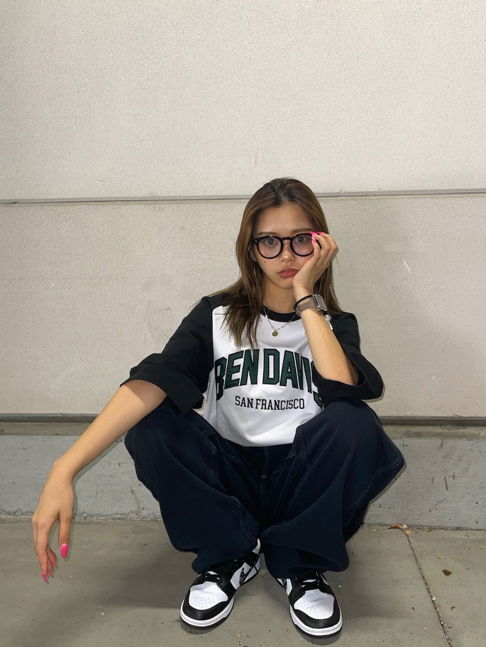 「ストリート、メンズライク、夏コーデ、デニム、ラグランTシャツ、ロゴT、休日スタイル、オーバーサイズ、Tシャツ、モノトーン」｜「BEN DAVISのBEN DAVIS/ベンデイビス COLLEGE LOGO RAGLAN TEE/カレッジロゴバックプリントラグランTシャツ（Tシャツ/カットソー、ブラック系）」を使った、Mikuriさん（レディース・160cm）の夏コーディネートの2枚目の写真