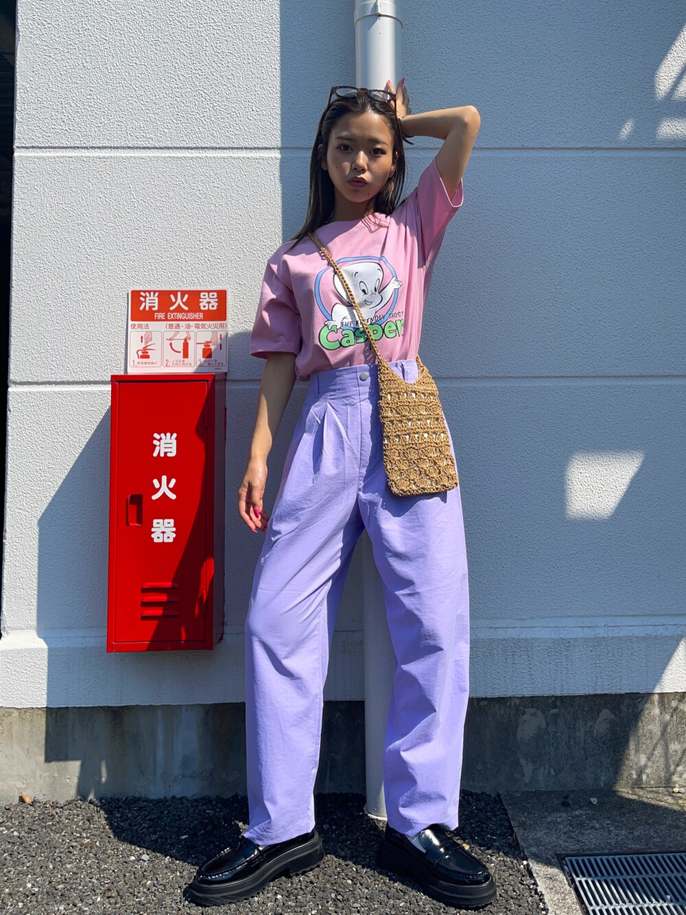 「夏コーデ、カラーパンツ、プリントT、ピンク、パープル、休日スタイル、ストリート、カラー×コーデ、ビッグシルエット」｜「Right-onのキャスパープリントＴシャツ（Tシャツ/カットソー、ピンク系）」を使った、Mikuriさん（レディース・160cm）の夏コーディネートの2枚目の写真