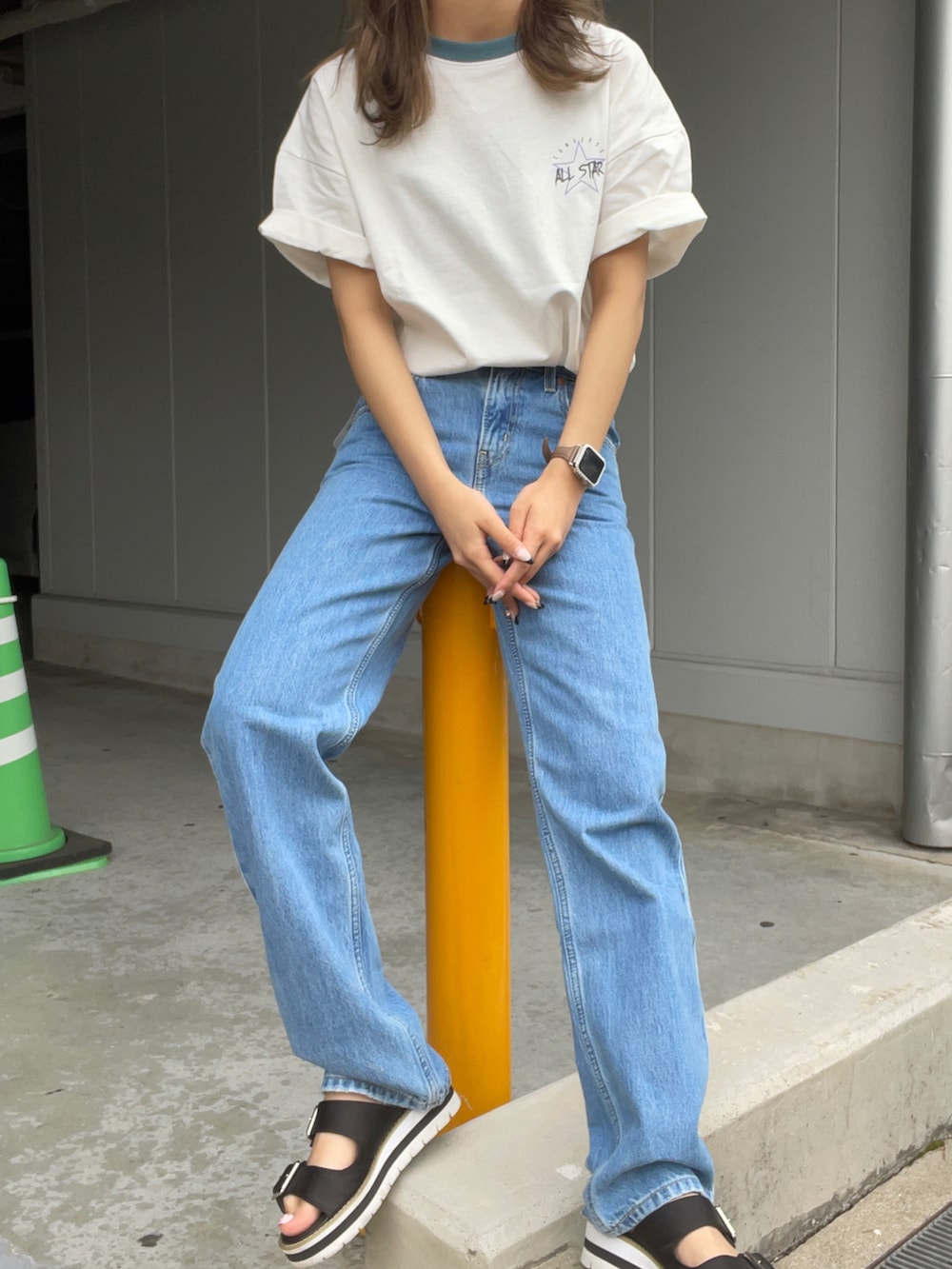 「ビッグシルエット、デニム、夏コーデ、タックイン、ロゴT、サンダル、カラー×コーデ、白Tシャツ、韓国ファッション」｜「CONVERSEの【CONVERSE】リンガー配色Ｔシャツ（Tシャツ/カットソー、グリーン系）」を使った、Mikuriさん（レディース・160cm）の春コーディネートの2枚目の写真