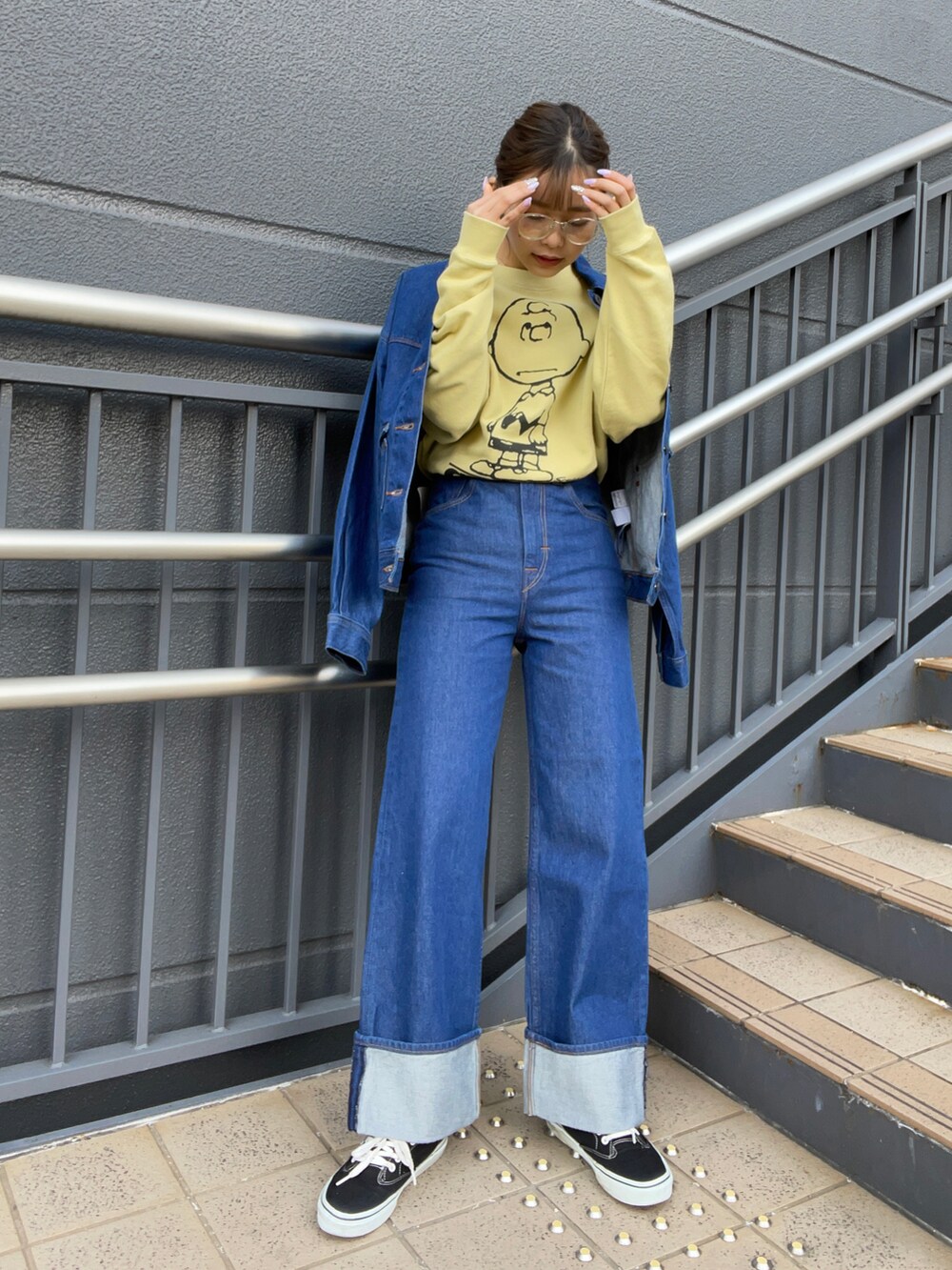 ブルー系のパンツ、ブルー系のジャケット/アウター、イエロー系のトップスを着用したレディースの春コーディネートの2枚目の写真