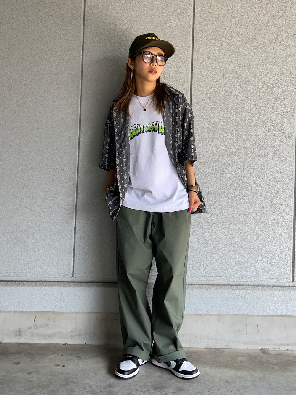 「ロゴT、白Tシャツ、プリントT、カーゴパンツ、メッシュキャップ、ストリート、グリーン、メンズライク、夏コーデ、休日スタイル、ワントーンコーデ」｜「Dickiesのアイテム（帽子、グリーン系）」を使った、Mikuriさん（レディース・160cm）の夏コーディネートの2枚目の写真