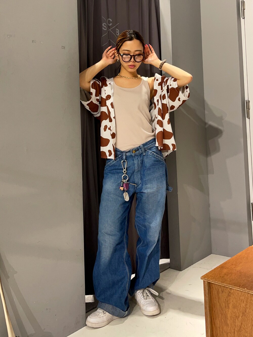 「シャツスタイル、デニム、ストリート、夏コーデ、メンズライク、休日スタイル、牛柄、ブラウン」｜「HONEYSUCKLE ROSEのアイテム（タンクトップ、ベージュ系）」を使った、Mikuriさん（レディース・160cm）の夏コーディネートの2枚目の写真