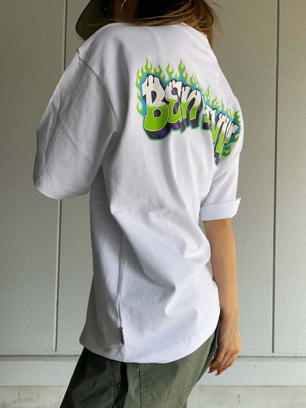「ロゴT、白Tシャツ、プリントT、カーゴパンツ、メッシュキャップ、ストリート、グリーン、メンズライク、夏コーデ、休日スタイル、ワントーンコーデ」｜「Dickiesのアイテム（帽子、グリーン系）」を使った、Mikuriさん（レディース・160cm）の夏コーディネートの3枚目の写真
