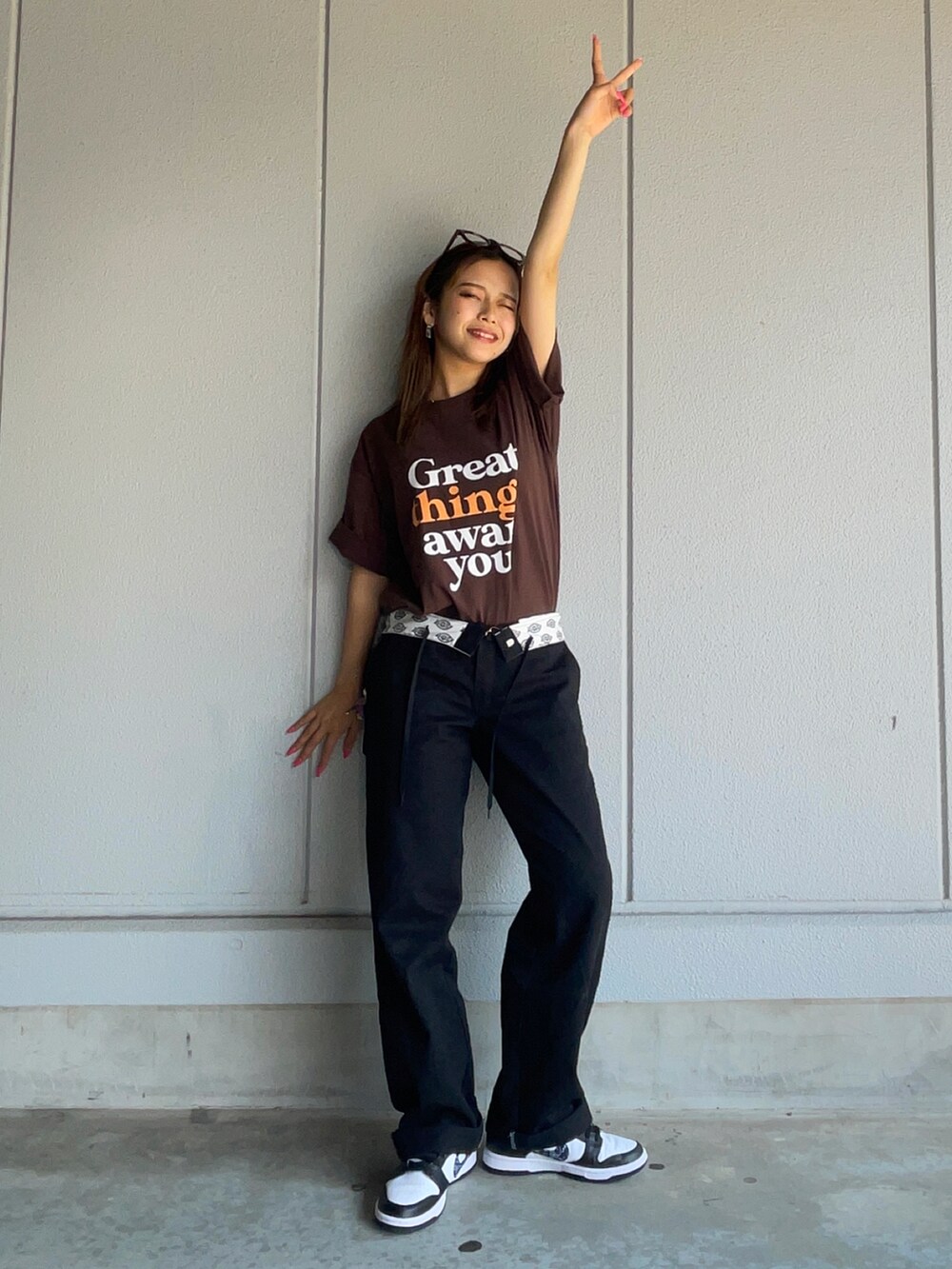 「Dickies、ロゴT、プリントT、ブラウン、ストリート、パンツスタイル、休日スタイル、プチプラ、夏コーデ、ボリューム袖、y2k、メンズライク、韓国ファッション」｜「Dickiesの【Dickies】TC素材イージーパンツ（チノパンツ、ブラック系）」を使った、Mikuriさん（レディース・160cm）の夏コーディネートの2枚目の写真