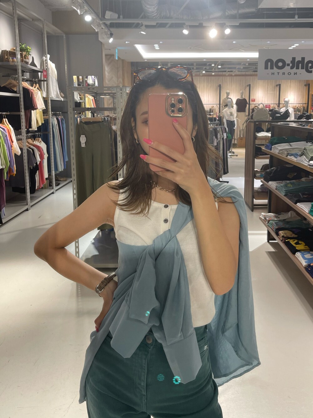 「デニム、シャツスタイル、タンクトップ、ワイドパンツ、カラーパンツ、夏コーデ、シアーシャツ、きれいめカジュアル、ワントーンコーデ、カラーコーデ」｜「HONEYSUCKLE ROSEの【HONEYSUCKLE ROSE】シアーシャツ（シャツ/ブラウス、ブルー系）」を使った、Mikuriさん（レディース・160cm）の夏コーディネートの3枚目の写真