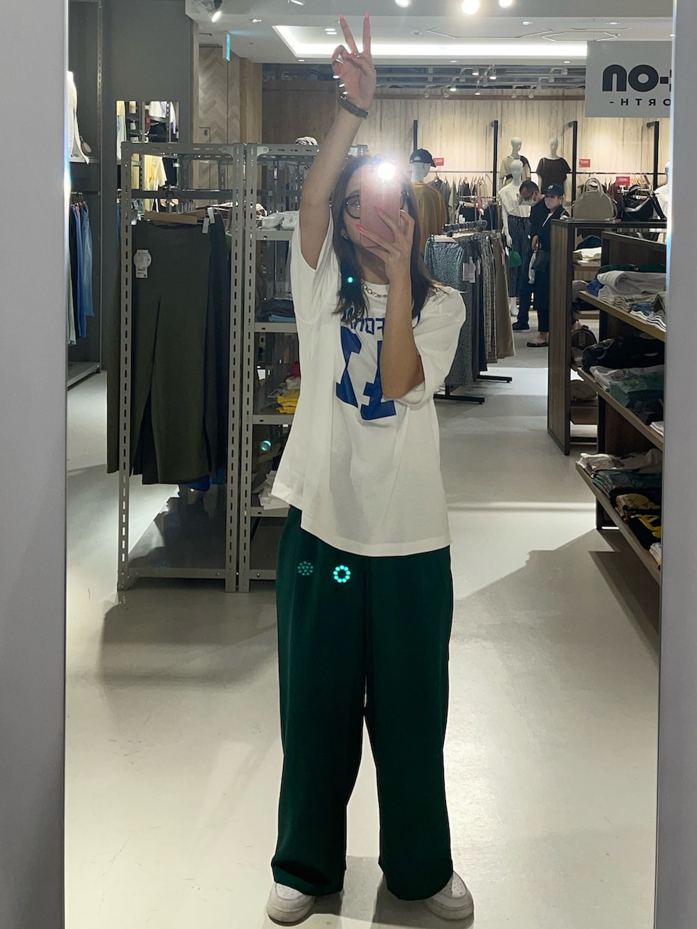 「休日スタイル、セットアップ、ロゴT、白Tシャツ、ストリート、ビッグシルエット、オーバーサイズ、韓国ファッション、グリーン」｜「NEW ERAのニューエラ キャップ サイズ調整 9FORTY NEW ERA（キャップ、ブルー系）」を使った、Mikuriさん（レディース・160cm）の夏コーディネートの3枚目の写真