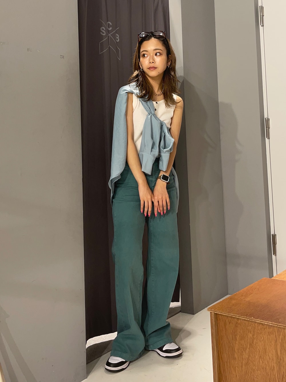 「デニム、シャツスタイル、タンクトップ、ワイドパンツ、カラーパンツ、夏コーデ、シアーシャツ、きれいめカジュアル、ワントーンコーデ、カラーコーデ」｜「HONEYSUCKLE ROSEの【HONEYSUCKLE ROSE】シアーシャツ（シャツ/ブラウス、ブルー系）」を使った、Mikuriさん（レディース・160cm）の夏コーディネートの2枚目の写真