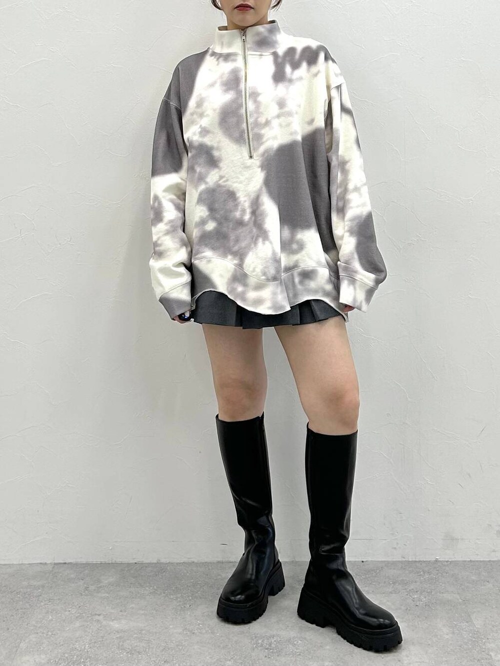 ブラック系のブーツ、ホワイト系のTシャツ/カットソーを着用したレディースの冬コーディネートの2枚目の写真