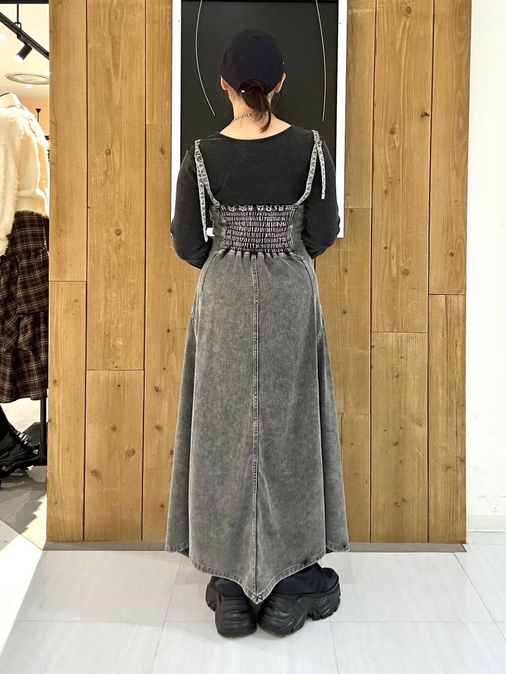 ブラック系のスニーカー、ブラック系のショルダーバッグ、グレー系のTシャツ/カットソーを着用したレディースの冬コーディネートの5枚目の写真