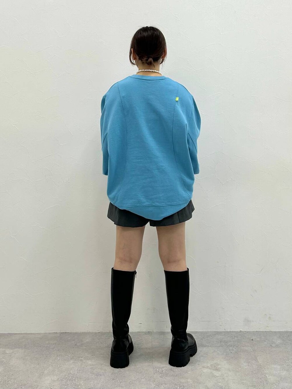 ブラック系のブーツ、グレー系のその他パンツ、ブルー系のスウェットを着用したレディースの冬コーディネートの5枚目の写真