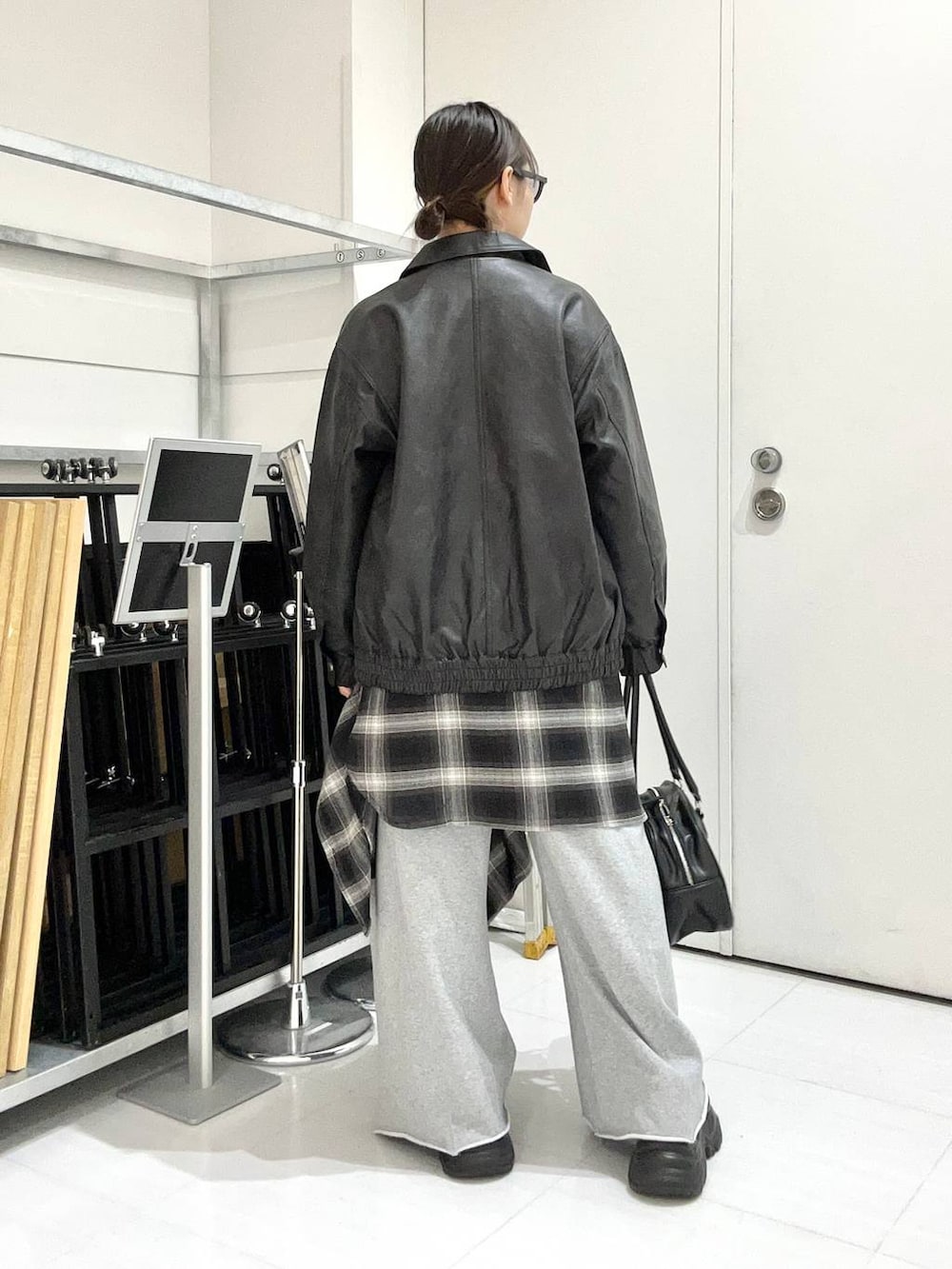 グレー系のスウェットパンツ、ブラック系のシャツ/ブラウス、ブラック系のブルゾンを着用したレディースの秋コーディネートの6枚目の写真