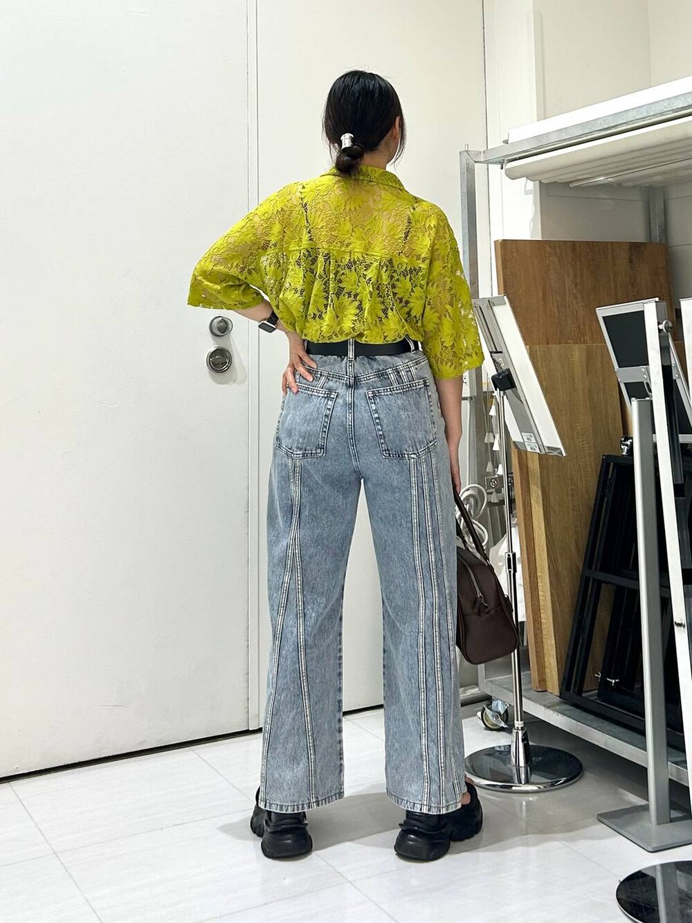 ブラック系のサンダル、ブラック系のキャミソール、ブルー系のデニムパンツを着用したレディースの夏コーディネートの8枚目の写真