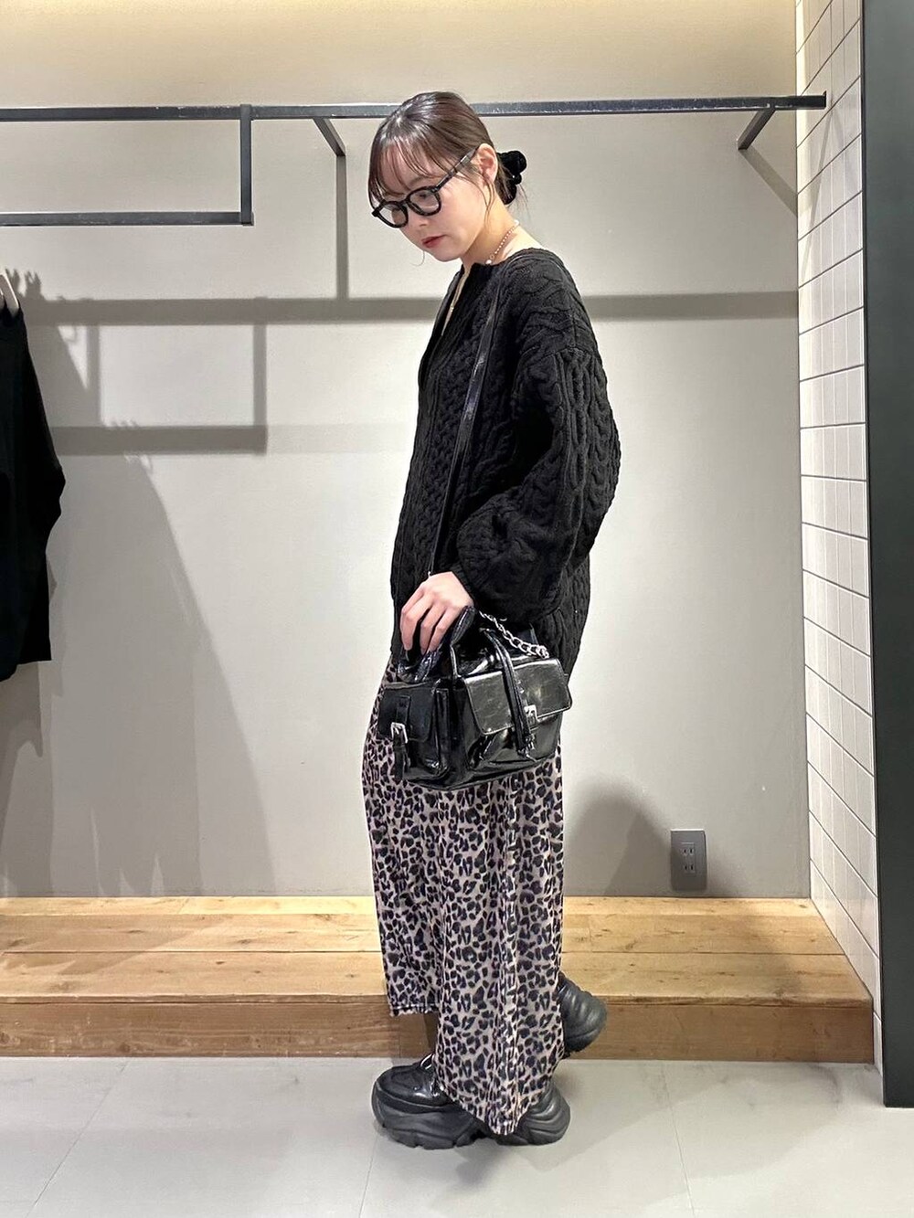 ブラック系のニット/セーター、ベージュ系のその他パンツを着用したレディースの秋コーディネートの4枚目の写真
