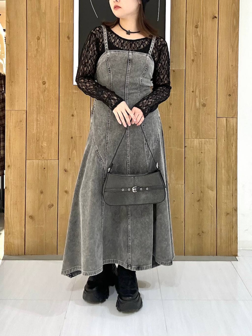 ブラック系のスニーカー、ブラック系のTシャツ/カットソー、ブラック系のハンドバッグを着用したレディースの冬コーディネートの9枚目の写真