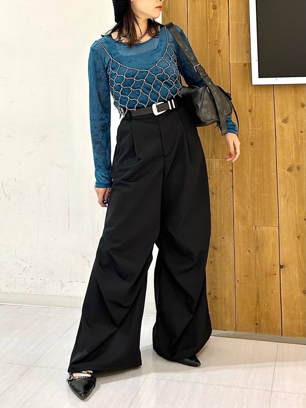 ブラック系のタンクトップ、ブラック系のパンプス、グレー系のショルダーバッグを着用したレディースの秋コーディネートの3枚目の写真