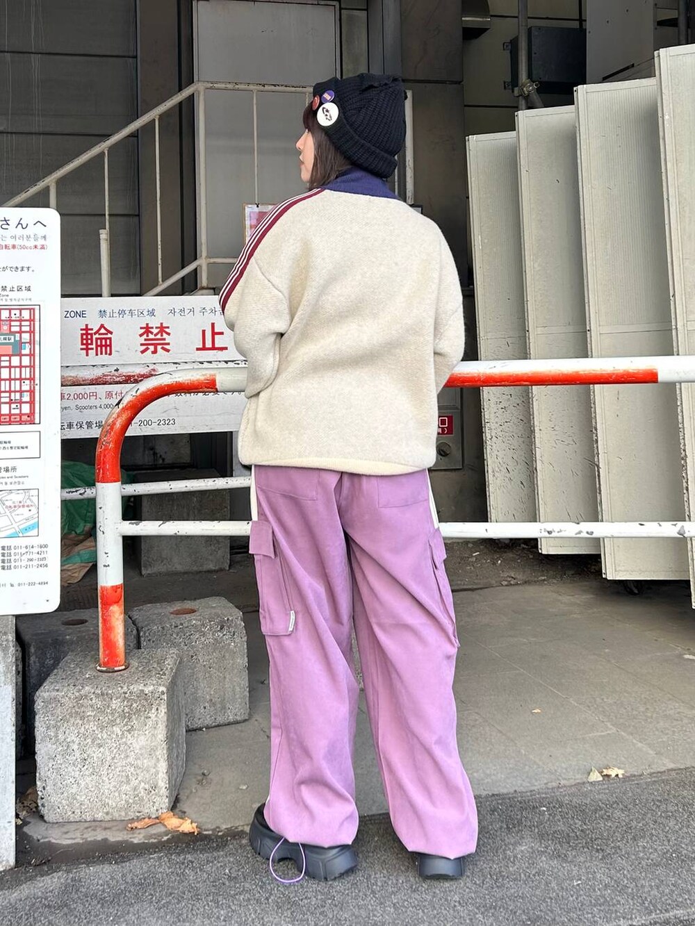 ホワイト系のニット/セーター、パープル系のその他パンツ、ブラック系のニットキャップ/ビーニーを着用したレディースの秋コーディネートの3枚目の写真