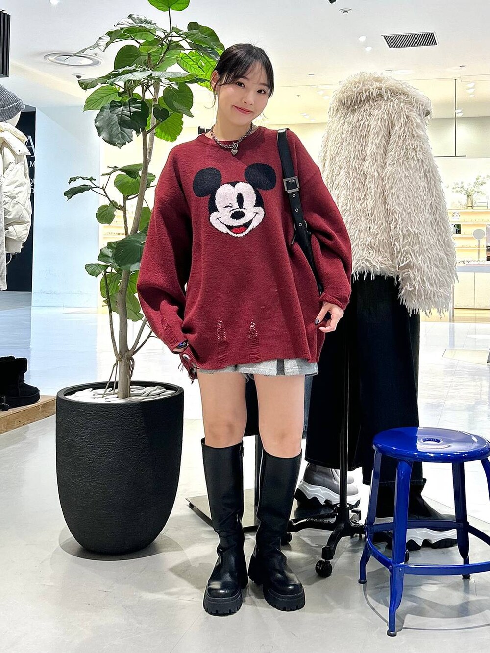 ブラック系のショルダーバッグ、ブラック系のその他パンツ、ブラック系のブーツを着用したレディースの冬コーディネートの3枚目の写真