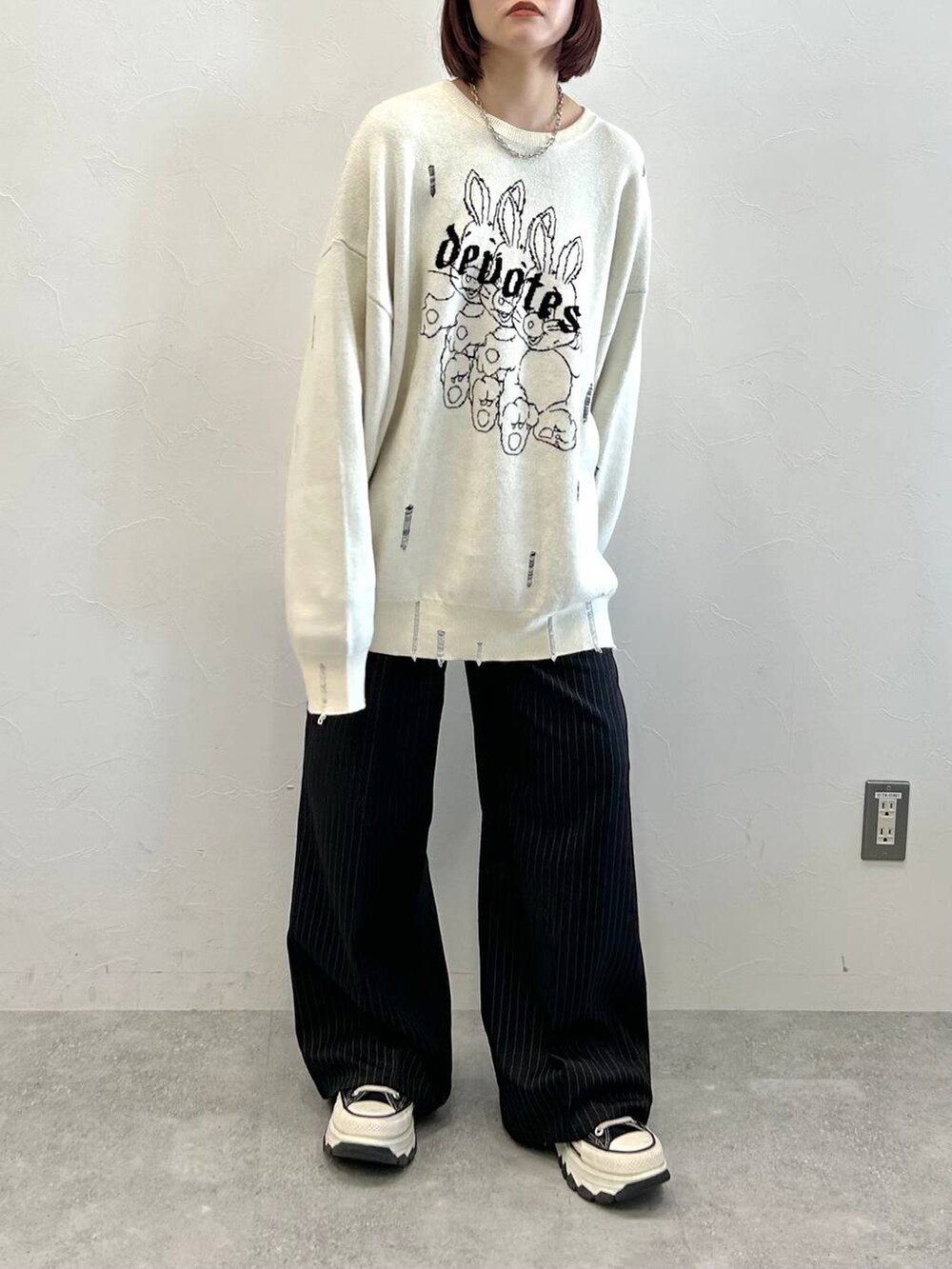 その他のその他パンツ、ホワイト系のニット/セーター、ブラウン系のサングラスを着用したレディースの秋コーディネートの2枚目の写真