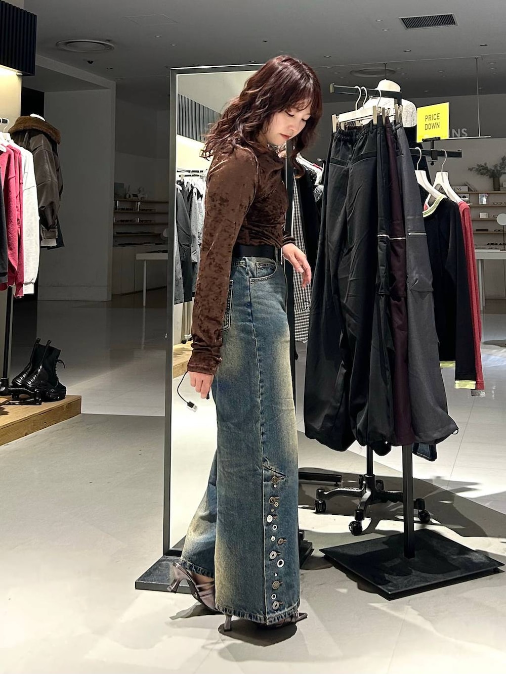 ブルー系のデニムパンツ、ブラウン系のTシャツ/カットソー、その他のサンダルを着用したレディースの秋コーディネートの4枚目の写真