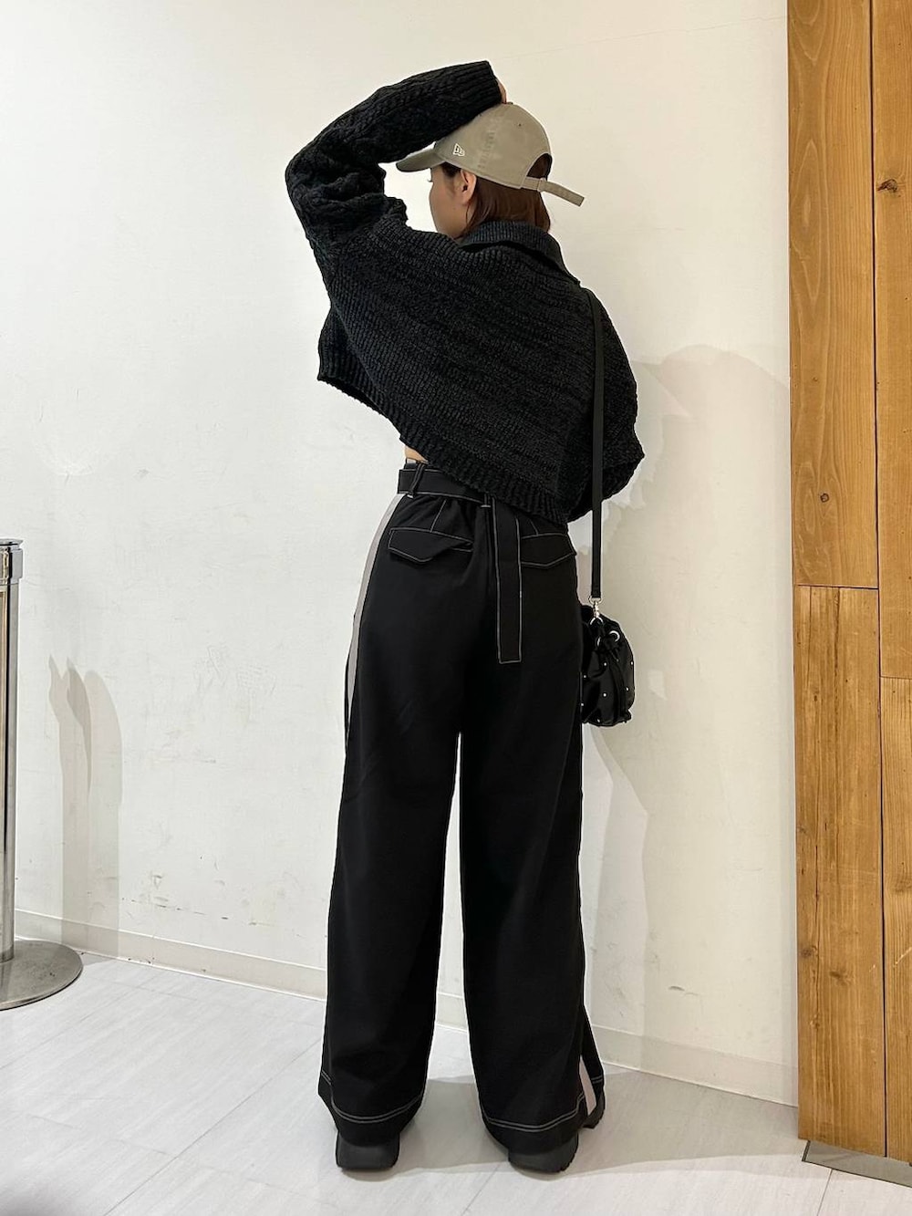 ブラック系のブーツ、ブラック系のショルダーバッグ、ブラック系のその他パンツを着用したレディースの秋コーディネートの4枚目の写真