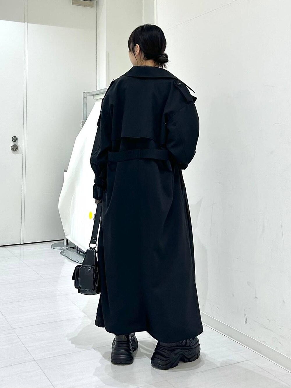 「春コーデ、着痩せ・細見え、骨格ストレート、モード、PAGEBOY、トレンチコート、カーディガン、デニムパンツ、スニーカー」｜「PAGEBOYのプラットチャンキースニーカー（スニーカー、ブラック系）」を使った、ハオさん（レディース・158cm）の冬コーディネートの6枚目の写真