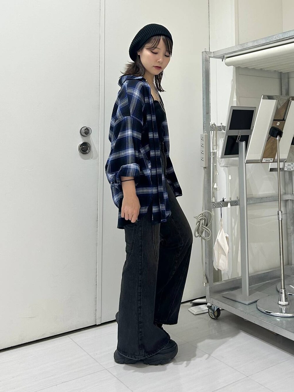 ブラック系のスニーカー、ブルー系のデニムパンツ、ブルー系のシャツ/ブラウスを着用したレディースの秋コーディネートの4枚目の写真