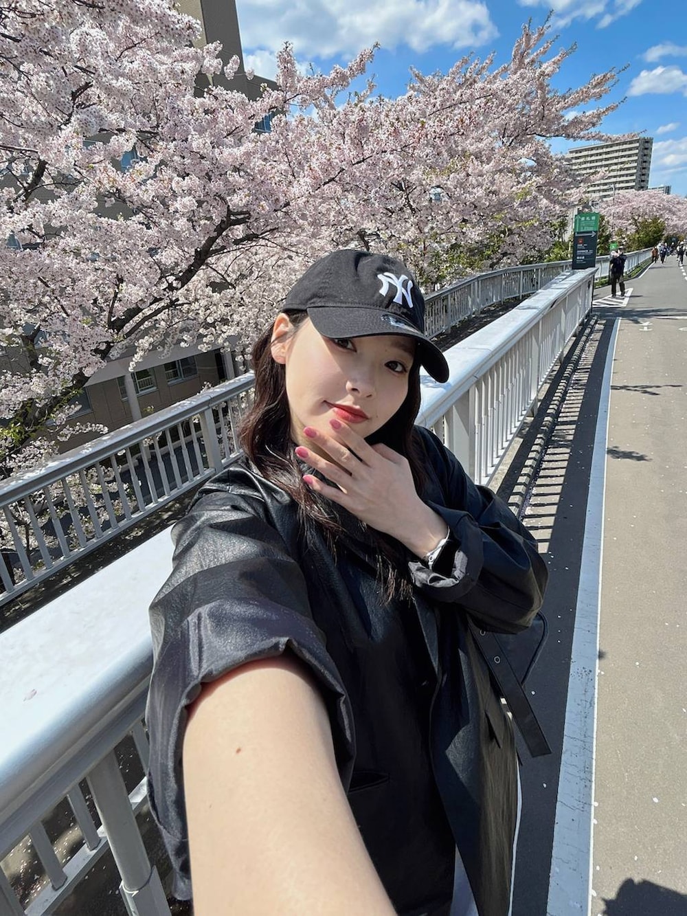 ブラック系のスニーカー、ブラック系のテーラードジャケット、グレー系のスウェットパンツを着用したレディースの春コーディネートの4枚目の写真