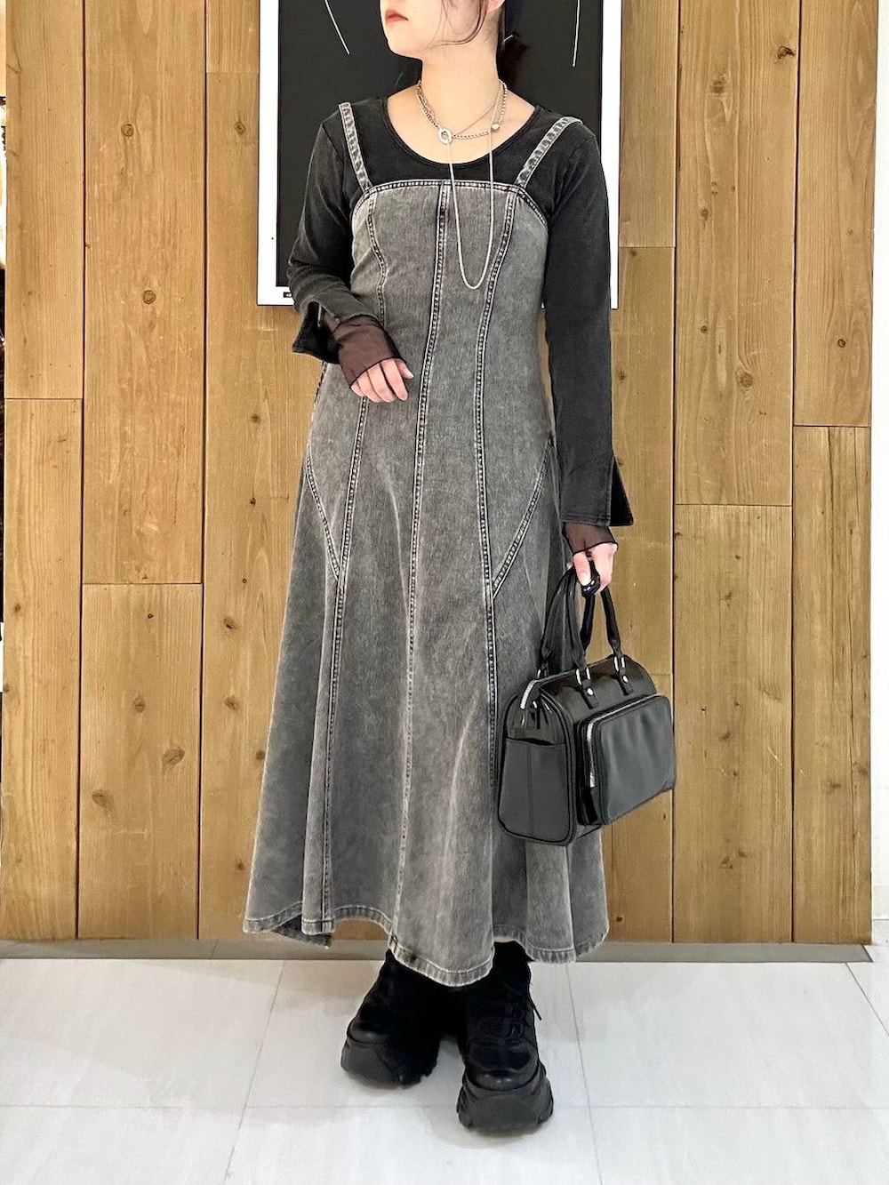 ブラック系のスニーカー、ブラック系のショルダーバッグ、グレー系のTシャツ/カットソーを着用したレディースの冬コーディネートの3枚目の写真