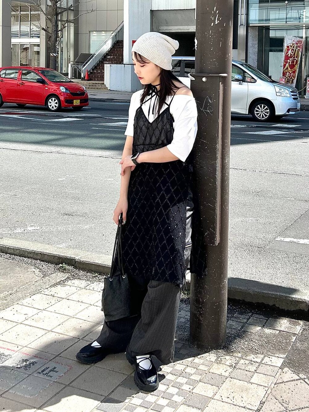 ブラック系のワンピース、ホワイト系のTシャツ/カットソー、ベージュ系のニットキャップ/ビーニーを着用したレディースの春コーディネートの8枚目の写真